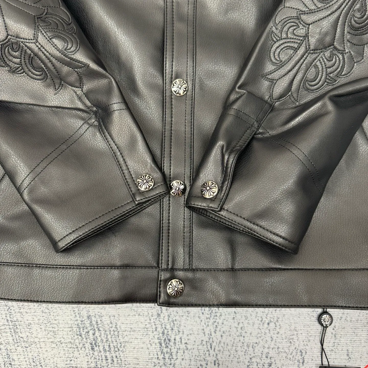 P850 Chrome Heart 24SS CH double-sleeved flame vine embroidered leather jacket Size: S/M/L Originally purchased for 84,300, the fabric is custom-woven using black pebbled composite two-layer sheepskin material, custom-made silk jacquard logo lining, embroidery is processed using TAJIMA machine, appliqué embroidery technology, back imported template machine shape, customized genuine leather trademark, customized genuine leather size, customized 5.8cm metal logo mark, customized 18mm four-button buckle, customized 18mm two-button button, a full set of three-label accessories, exclusively produced.